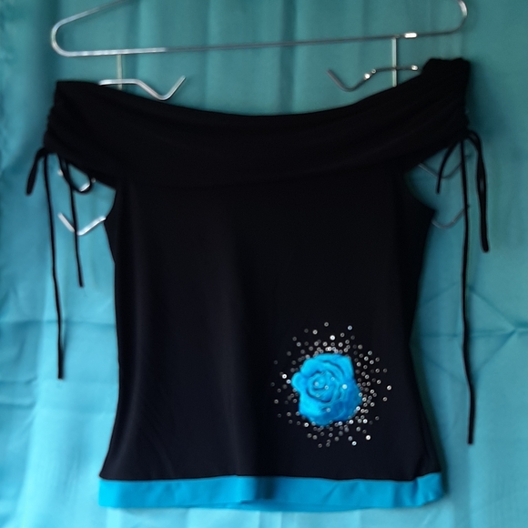 Woman's fun off shoulder top - Picture 1 of 6